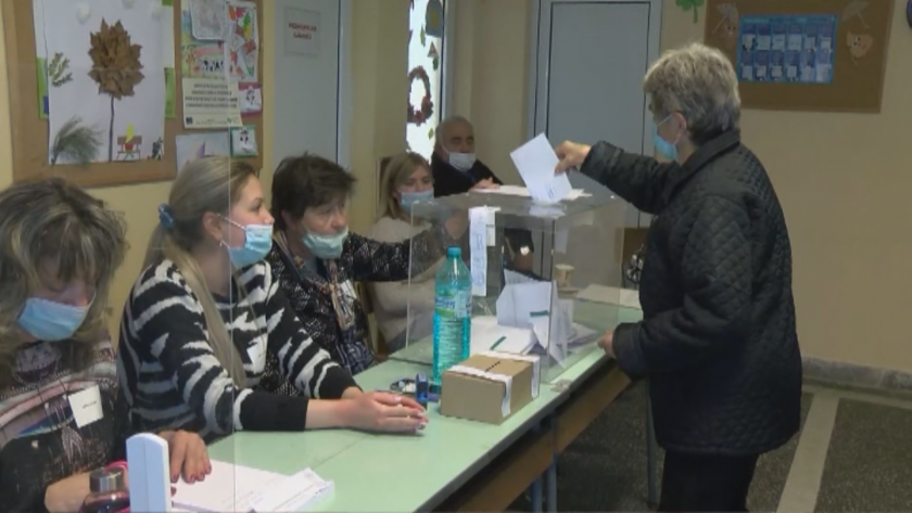 Гласуват на хартия в една секция в град Дебелец заради проблем с машина
