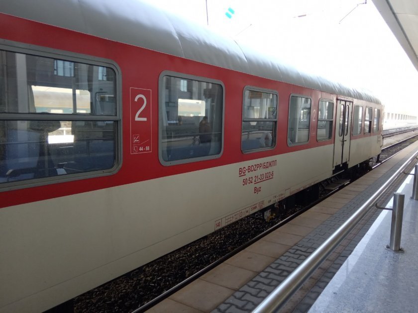 пътници останаха блокирани влак заради инцидент машиниста