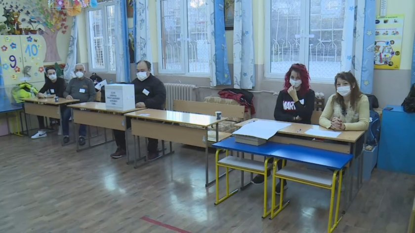 Ниска избирателна активност в една от секциите в Русе. Една