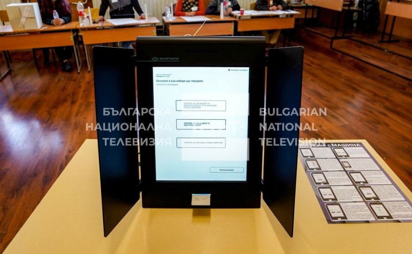 Членовете на секционните комисии нямат право да дават втора-допълнителна карта