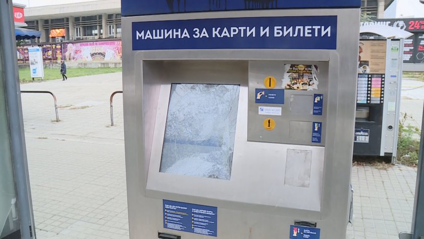 Вандализъм срещу автомати за билети и карти във Варна, има задържан