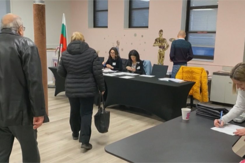Два часа вече гласуват българите в Чикаго. В център Малката