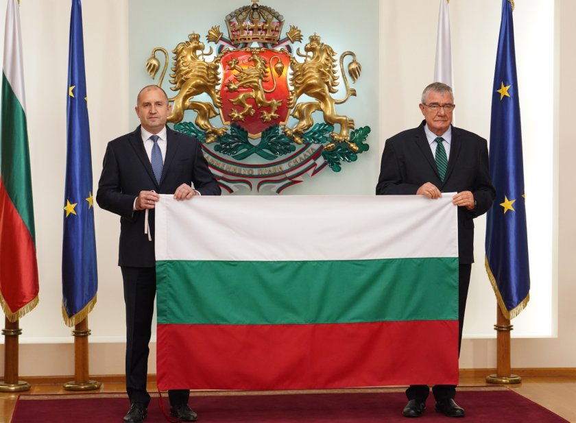 Президентът връчи националния флаг на изследователите от юбилейната 30-а българска