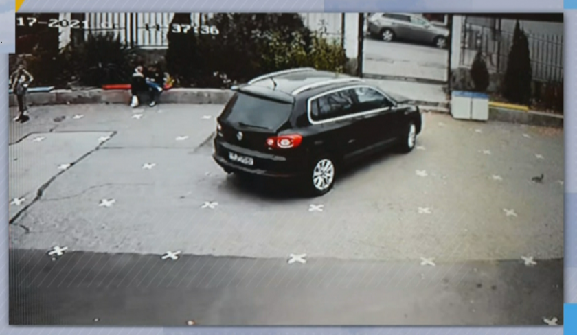 Жена нахлу с джипа си в местно училище посред бял