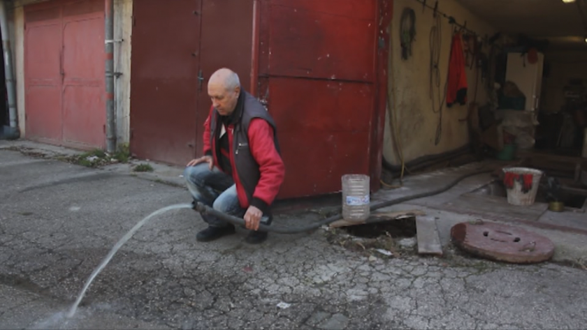 Цял блок е наводнен от фекални води заради неизправна канализация в Добрич