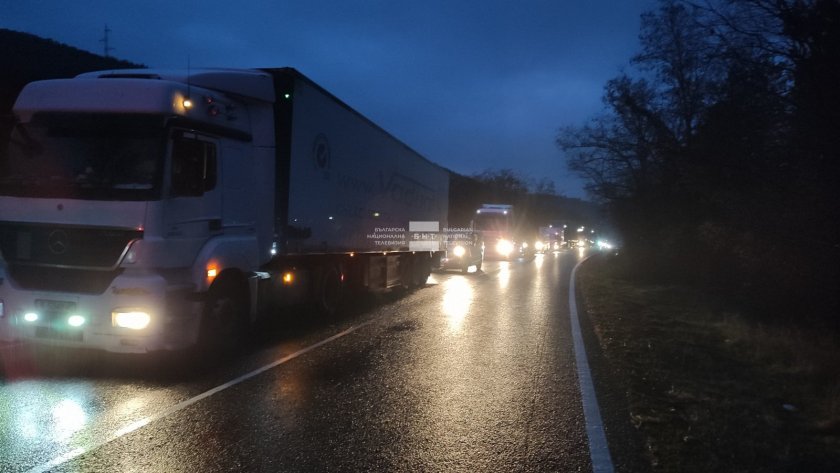 Тежкотоварен камион е катастрофирал в Кресненското дефиле, пътят е затворен