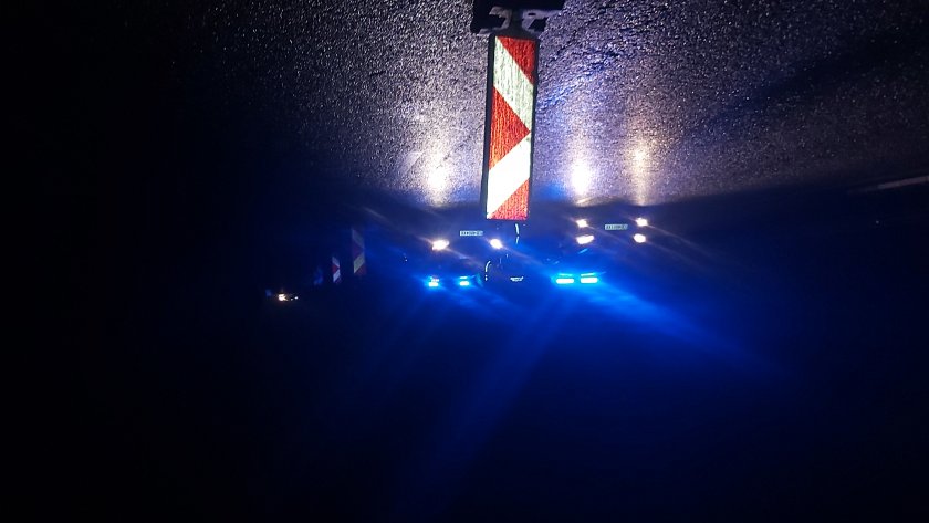 Автобусът се е врязал и е спукал предна дясна гума,