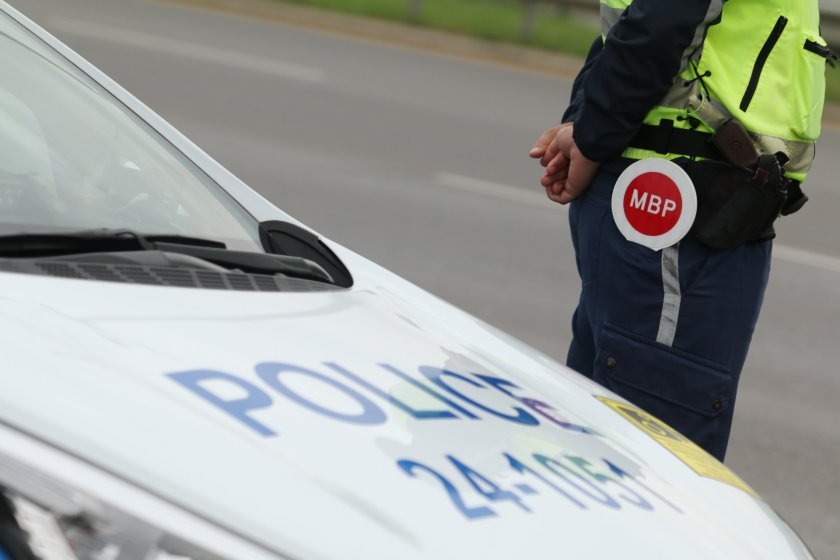 шофьор превозващ нелегални мигранти опита подкупи полицаи 400