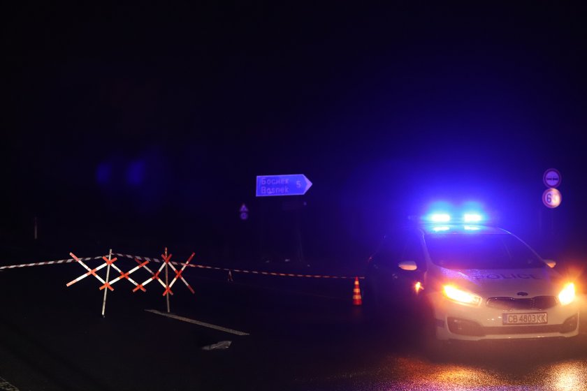 Автобусът се е врязал и е спукал предна дясна гума,