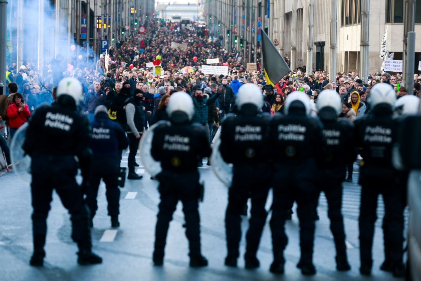 Поне 35 000 излязоха в Брюксел срещу мерките за ограничаване