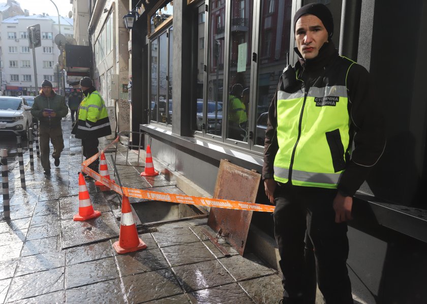 Жената е на 38 години. Тя е вървяла с мъжа