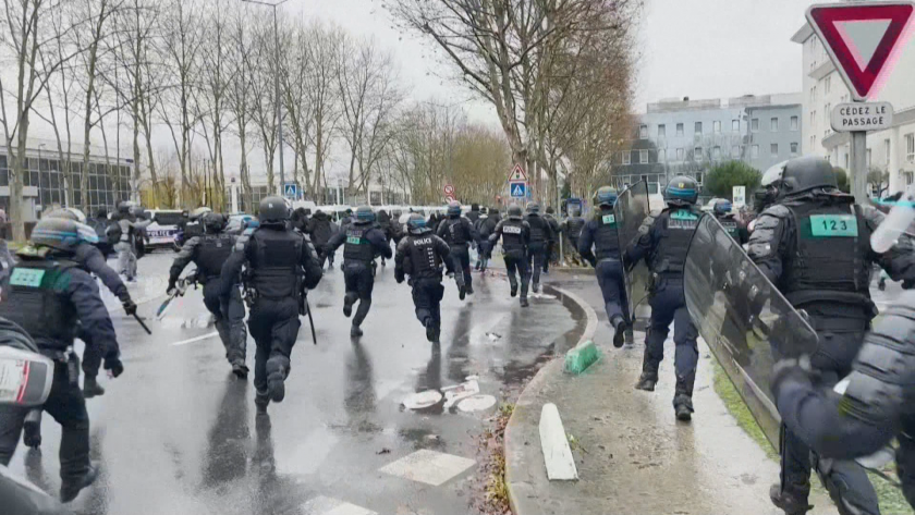Френската полиция извърши арести на демонстранти, които протестираха край мястото