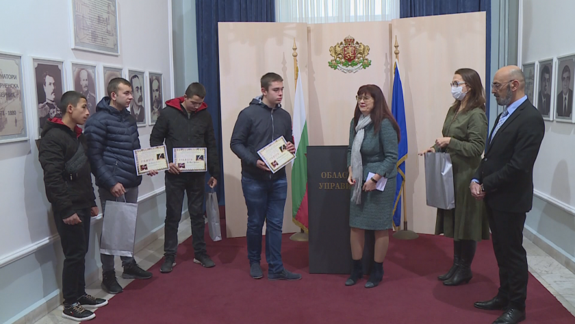 Учениците-спасители в Рояк: Влязохме в горящата сграда без да мислим
