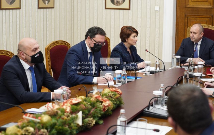 На Дондуков 2 за разговори с президента бяха и две