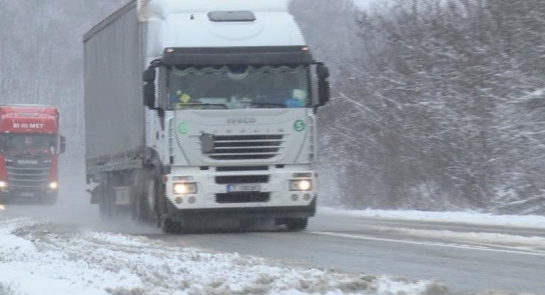 Тежкотоварен камион, превозвал палмово масло, се е преобърнал на прохода