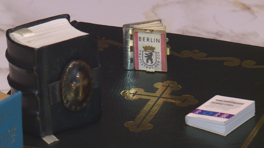 Нестандартно хоби: Русенка събира миниатюрни книжки