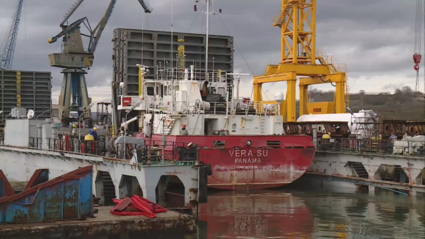 Започна операцията по изваждането на кораба Вера Су на сушата,