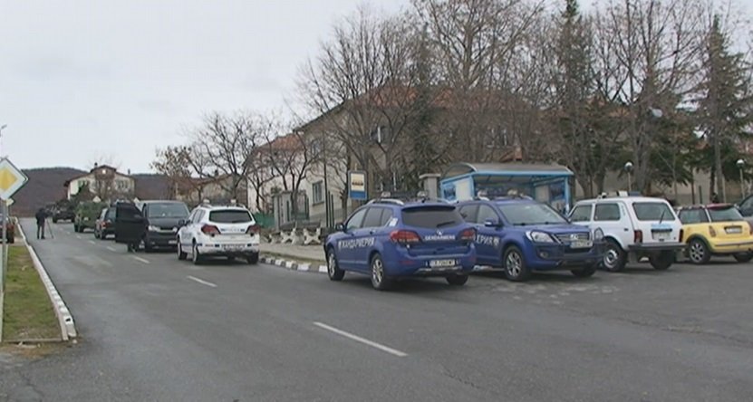 Заловиха въоръжения мъж от село Сърница, който по-рано днес избяга