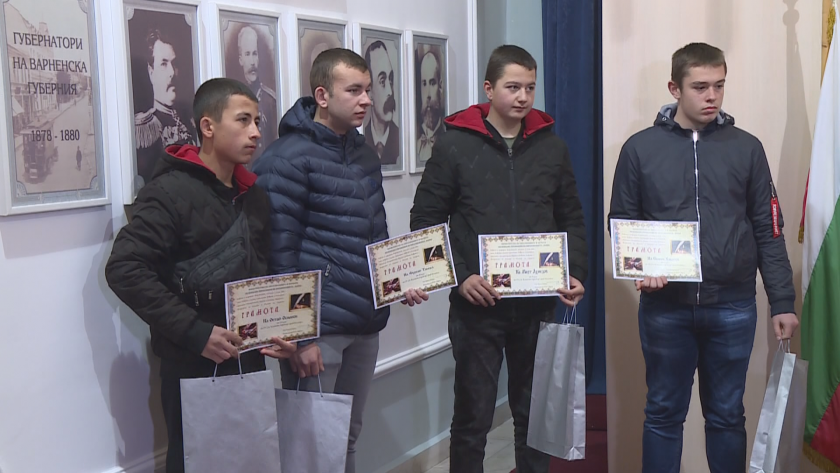 Наградиха учениците, спасили възрастни хора при пожара в Рояк