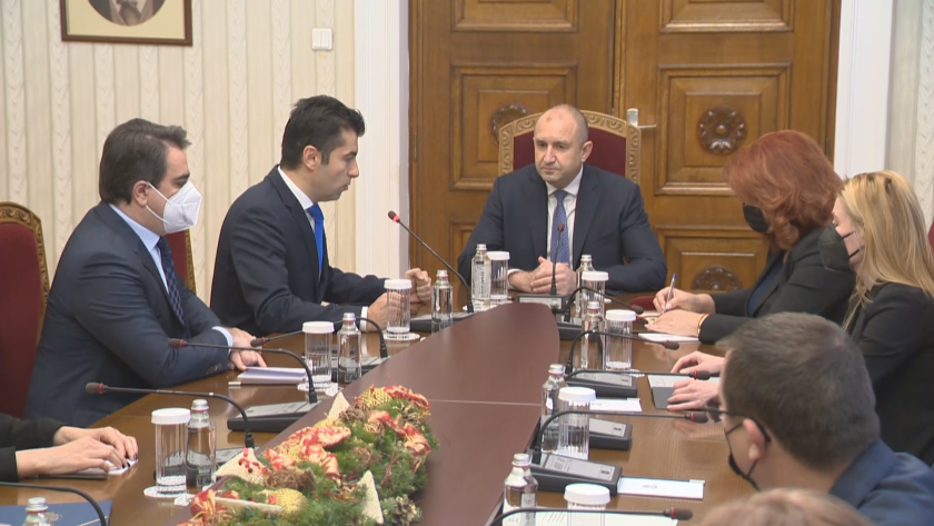 В 9.00 часа днес започнаха първите консултации за съставяне на