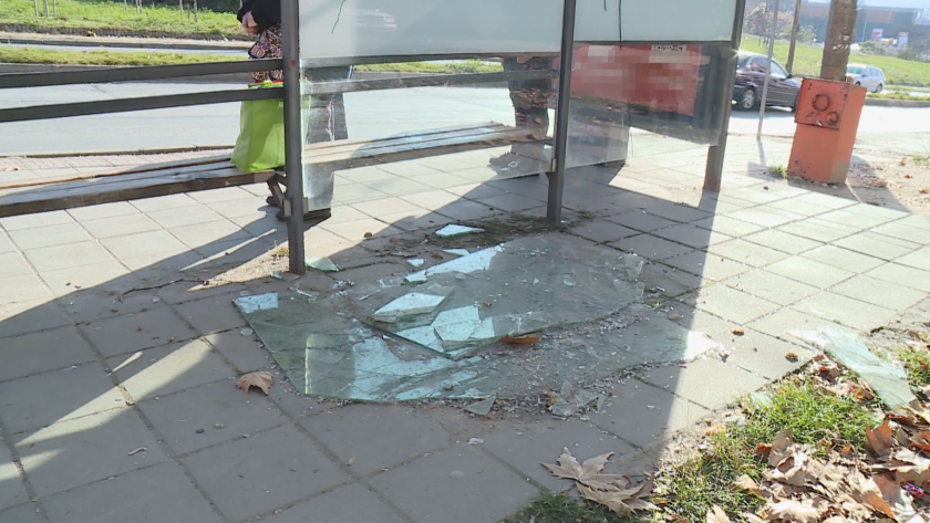 Десетки автобусни спирки във Варна са с изпотрошени стъкла, навесите