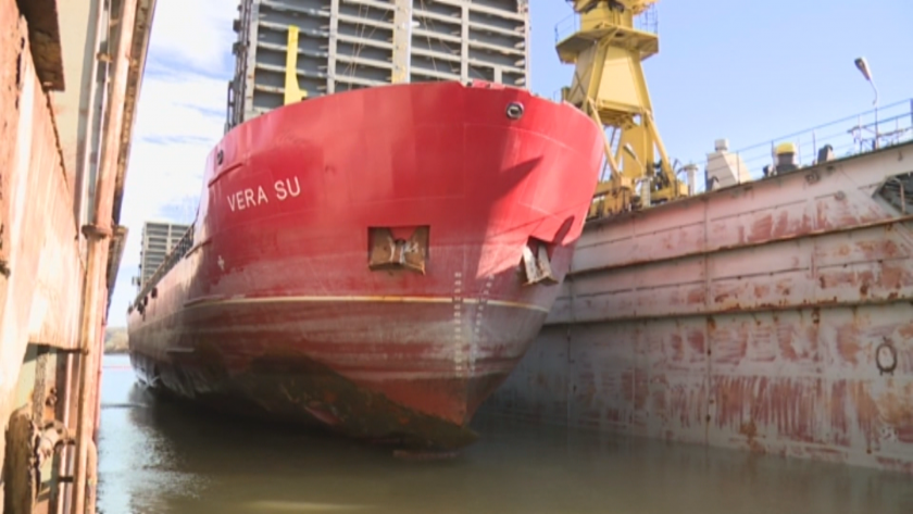 Продължава операцията по изтеглянето на кораба Вера Су на сушата,