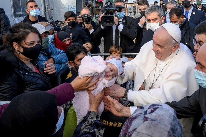 Папа Франциск заклейми използването на мигрантите за политически цели. Светият