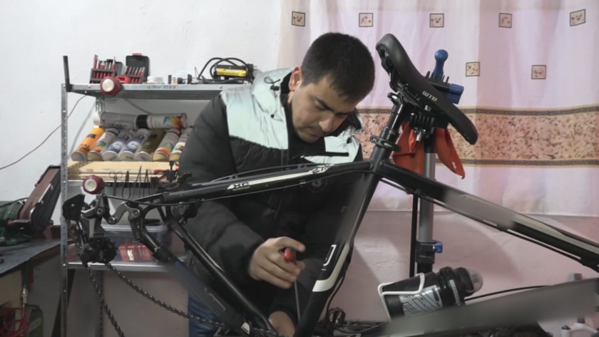 Млад мъж от Габрово ремонтира стари велосипеди, които после подарява