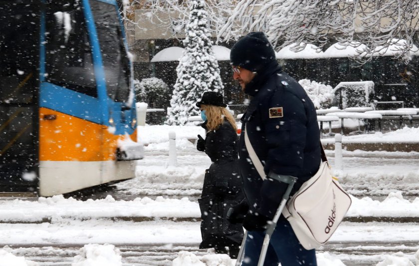 Първият сняг в София доведе до проблеми с градския транспорт,