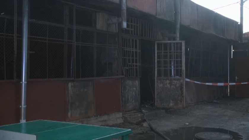 Пожар пламна в училище в Карнобат. Пожарът тръгва от постройка,