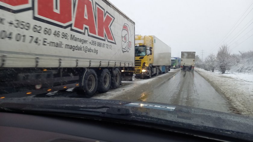 Закъсали камиони затрудняват движението на околовръстния път на Плевен в