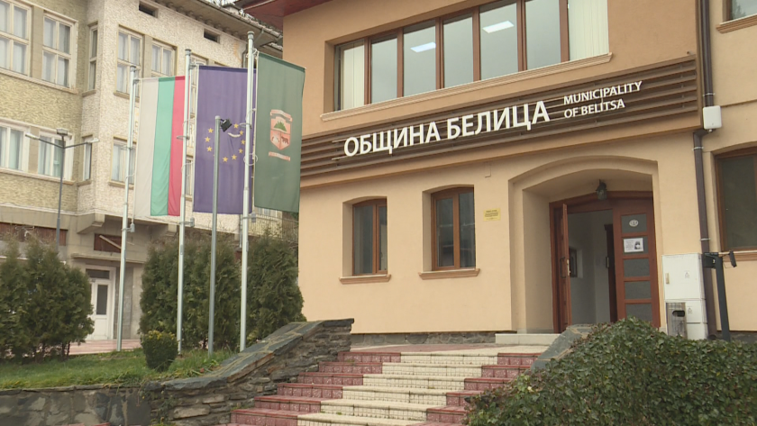 Едва около 15 души от всички 50 работещи в Община