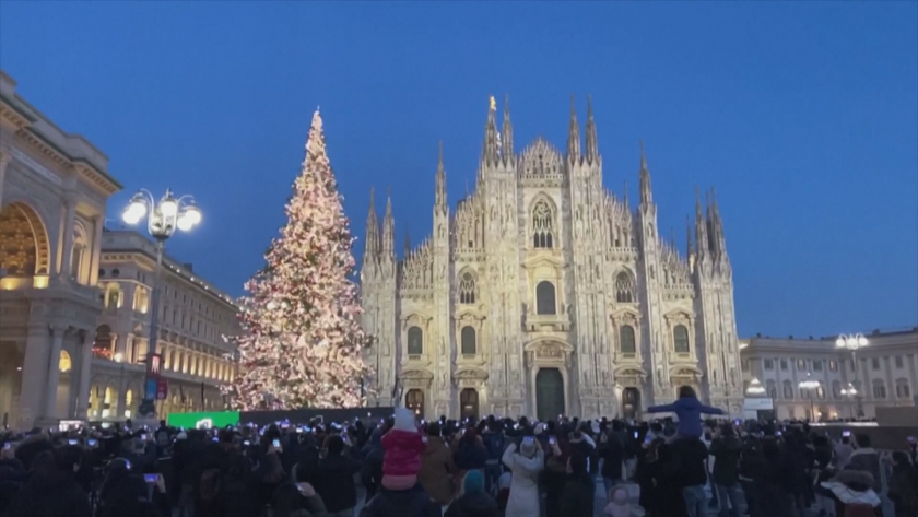 Стотици хора се събраха пред катедралата Дуомо в Милано за