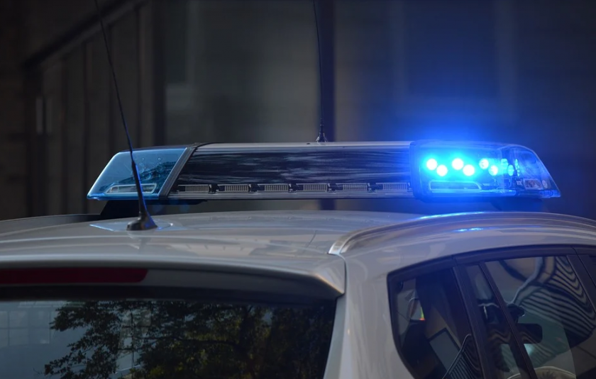 Мъж се е барикадирал от снощи в къща в село