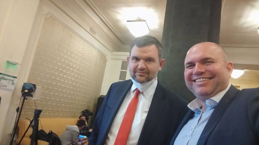 Владислав Панев подава оставка заради селфито с Пеевски