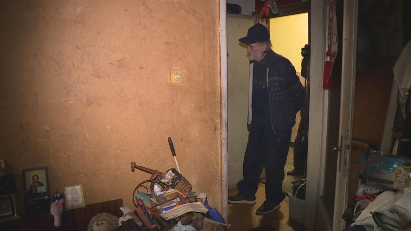 70-годишен мъж тормози съседите си в блока, в който живее