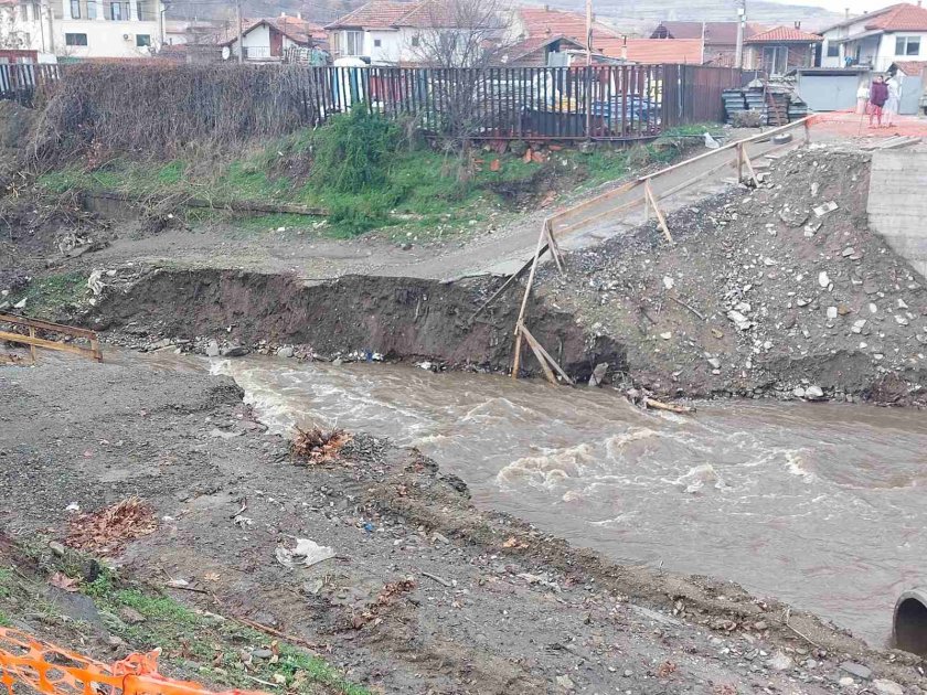 Река в село Първенец отнесе временен мост