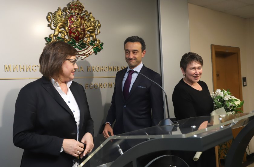 Новите министри приеха властта и очертаха приоритети