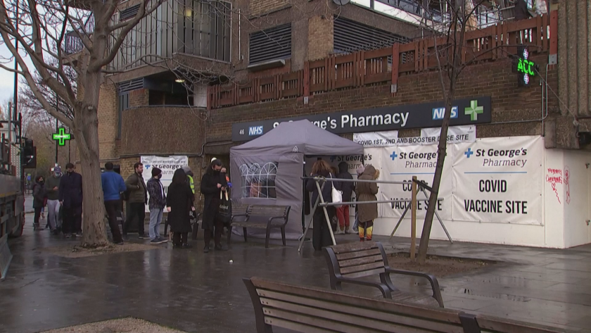 Две дози от ваксините на Пфайзер и на Астра Зенека