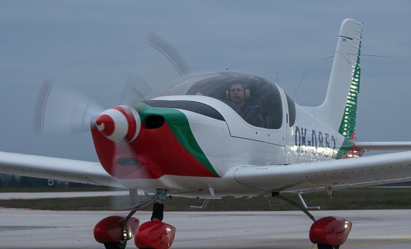 нова авиационна техника обучение млади пилоти