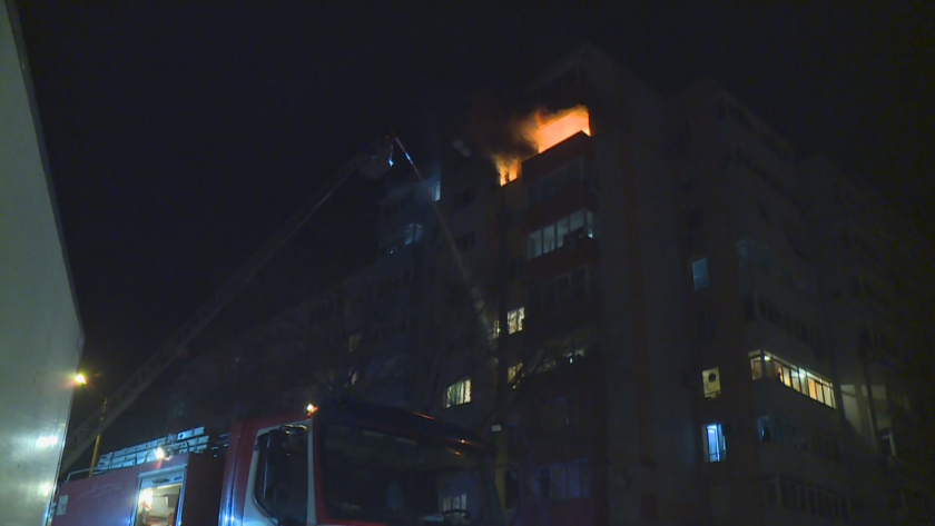 Голям пожар в жилищен блок в Благоевград. По-рано стана ясно,