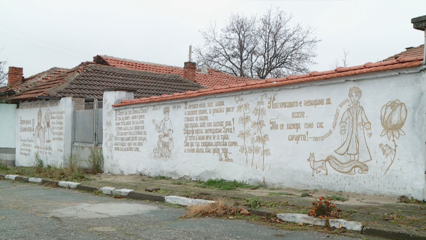 Пенсионирана учителка създаде патриотична улица в село Искра