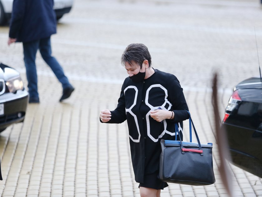 Министър Везиева отрече обвиненията за плагиатство в дисертацията ѝ