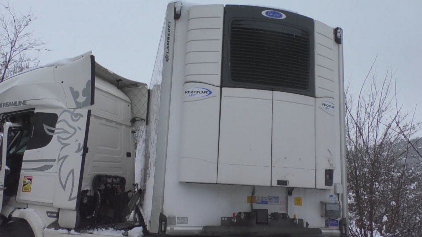 Челен удар между ТИР и автобус на пътя Русе - Силистра, има пострадали