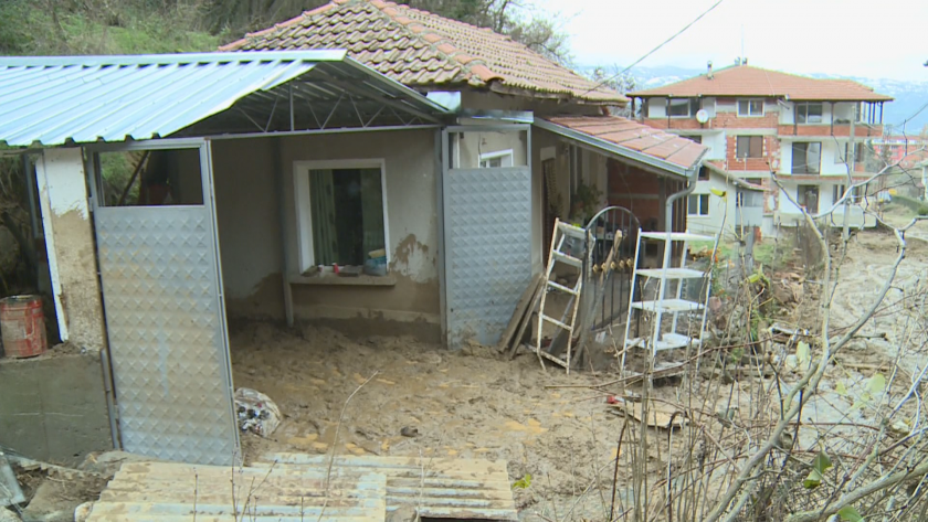 В Петрич хората продължават да разчистват домовете си от кал