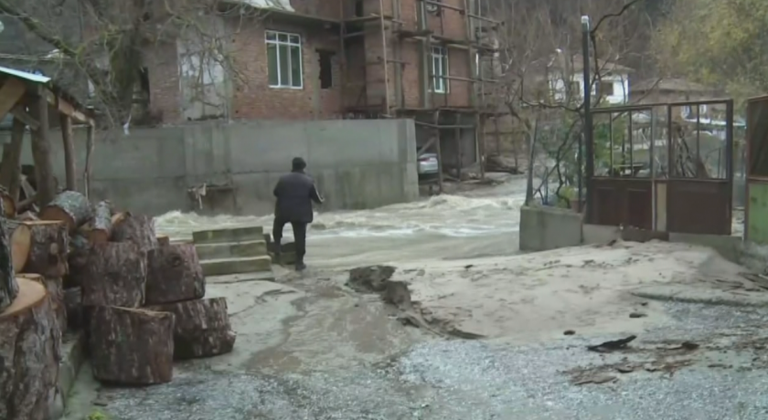 Обилните валежи предизвикаха наводнения и активизираха свлачища на много места