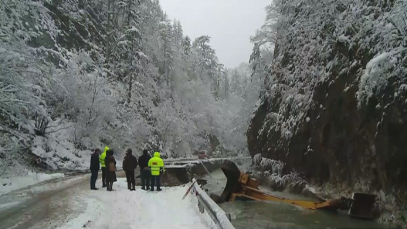 Десетки населени места в Смолянско остават без ток, Триград все още е без автомобилен достъп