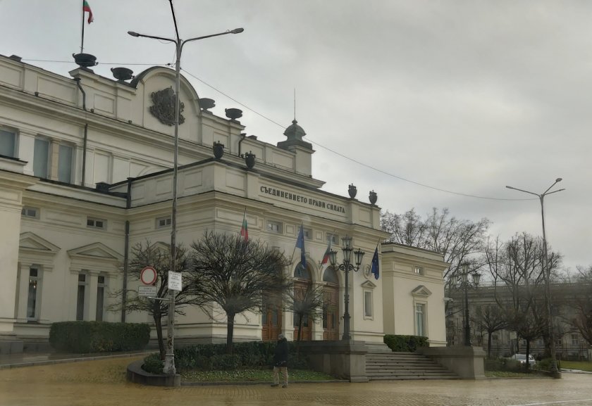 Парламентът наложи мораториум върху цените на ток, вода и парно