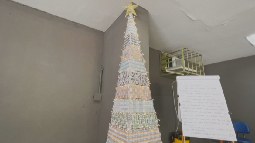 В Рио украсиха коледна елха с празни шишенца от ваксини