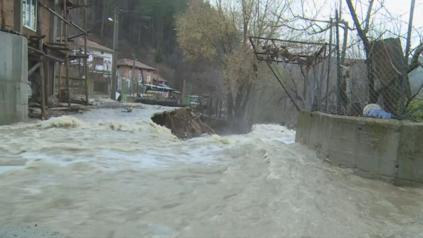 В Югозападна България също има сериозни последствия след обилните дъждове.